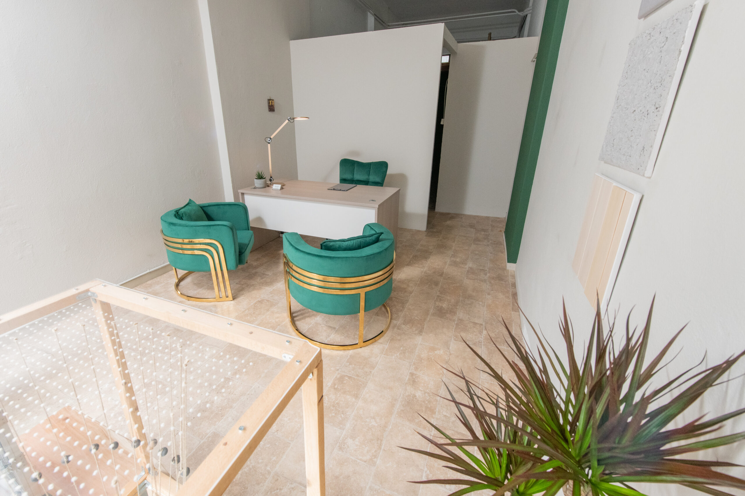 Εσωτερική άποψη του γραφείου KAD studio με πλάγια λήψη