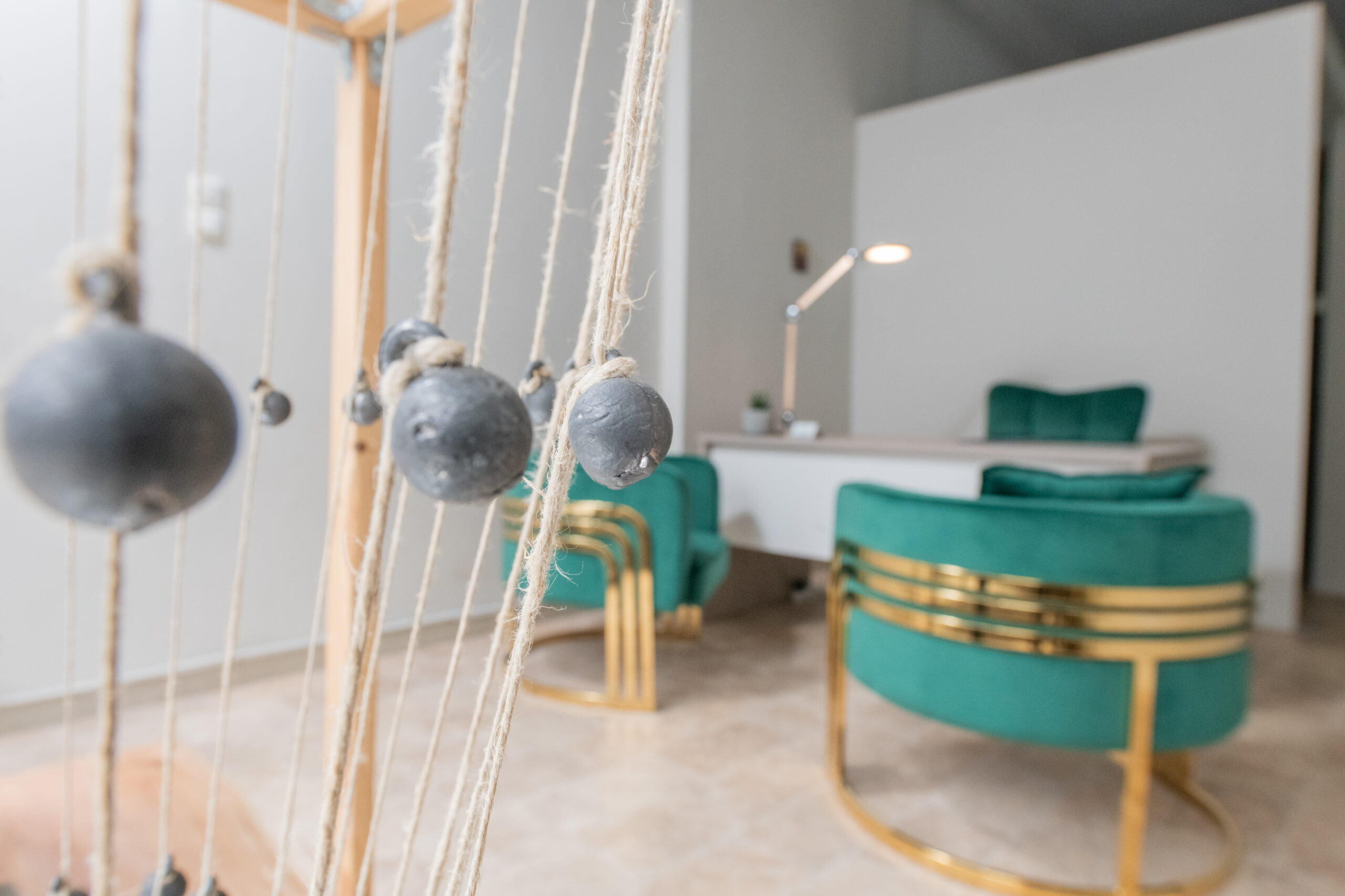 Εσωτερική άποψη του γραφείου με έμφαση στην κατασκευαστική μακέτα με τα βαρίδια και τον σπάγκο.