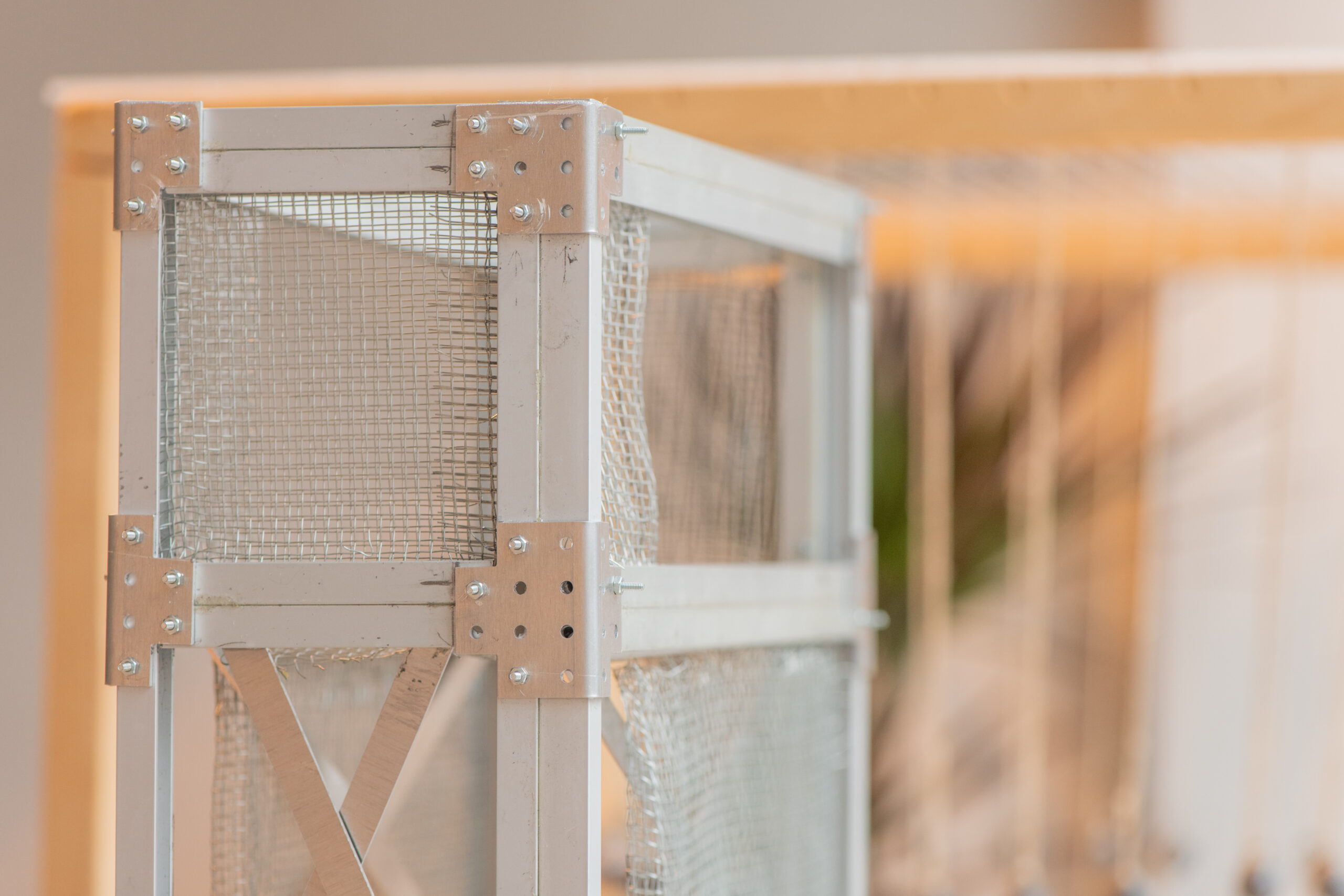 Λεπτομέρεια εσωτερικού χώρου του γραφείου που αποτυπώνει την κατασκευαστική μακέτα από μέταλλο και τσιμέντο.